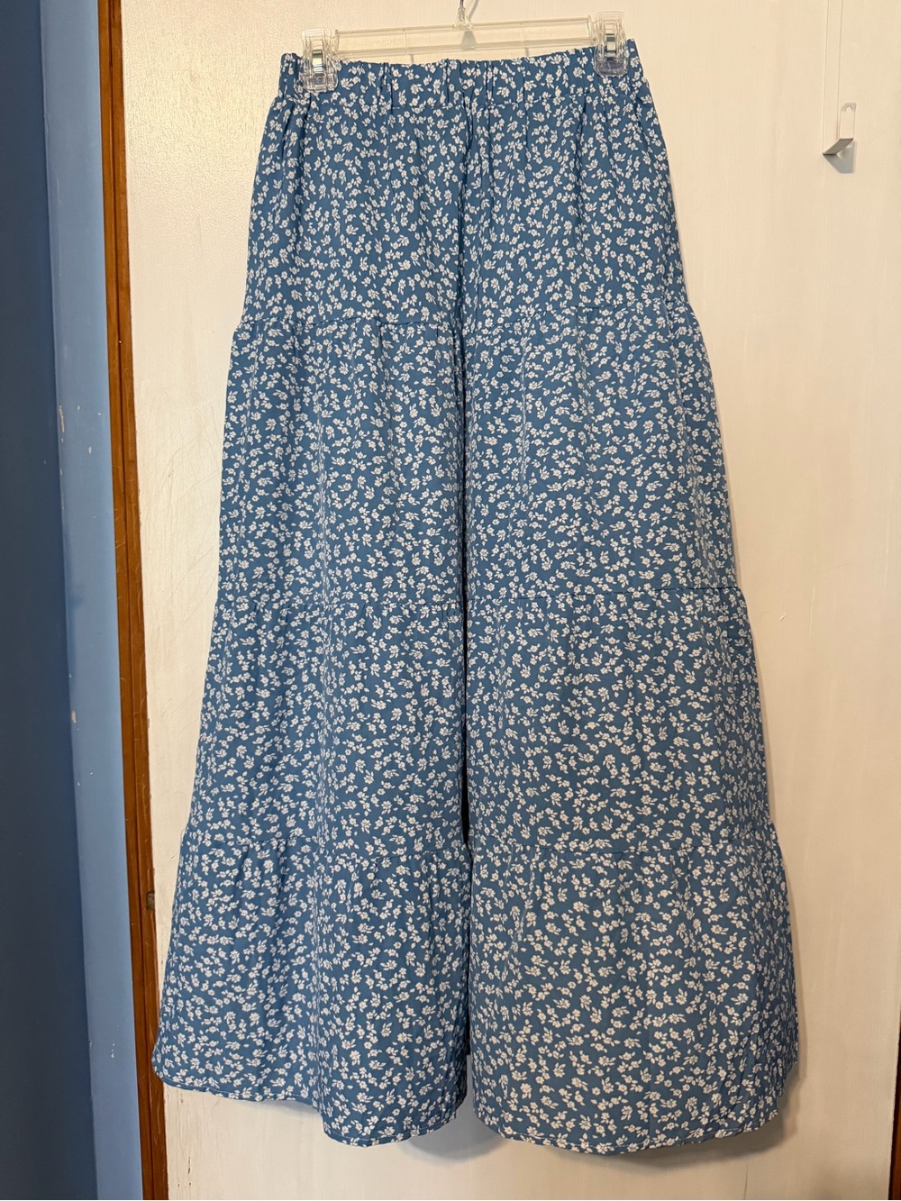 Women’s Blue & Cross white Floral Tiered, Wide Leg Pants, Size Medium - 8